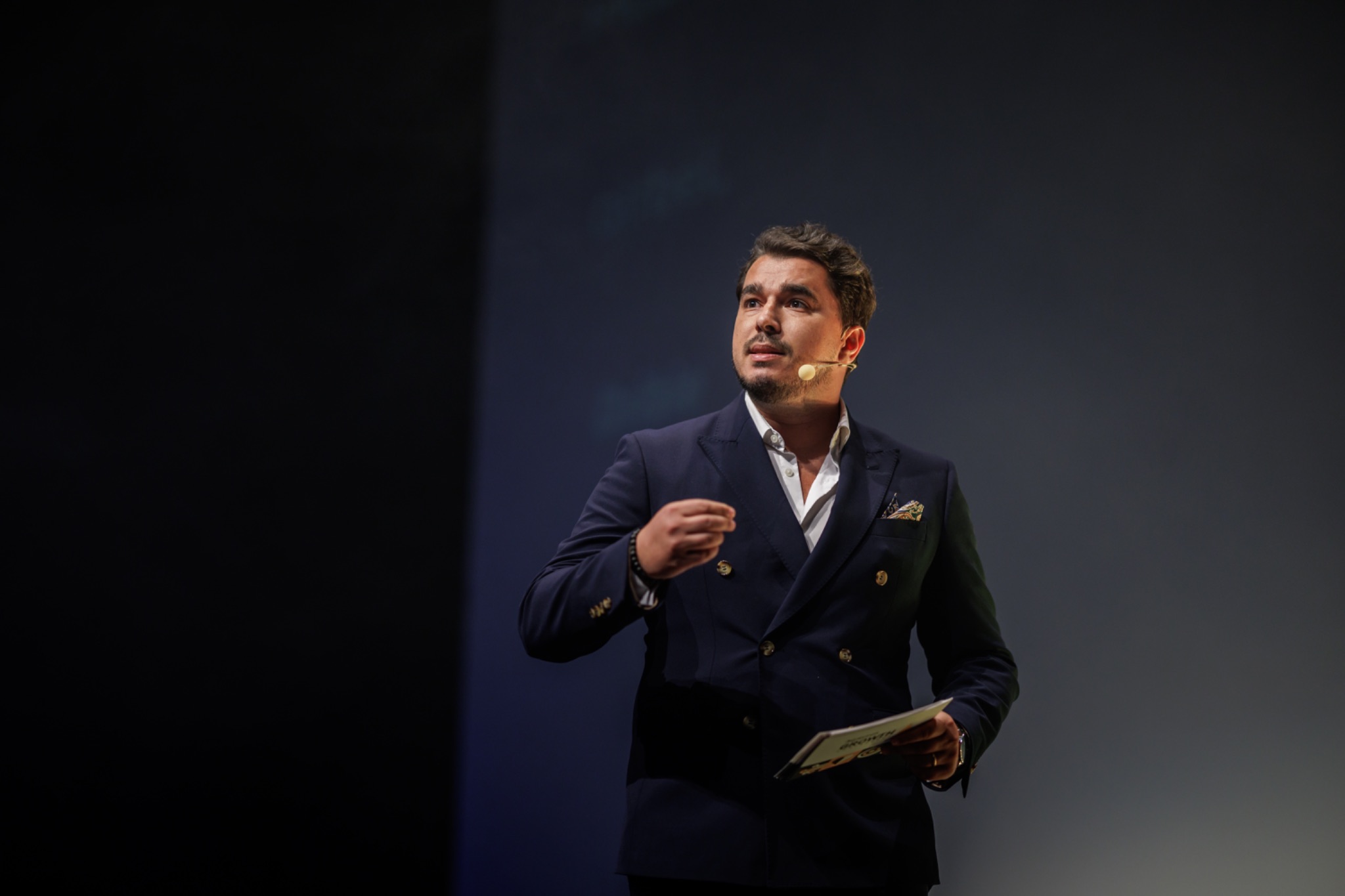 Vítor Brandão a falar num palco